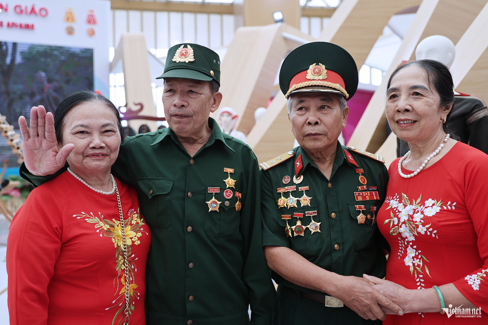 W-Da dang doi tuong cong chung.jpg