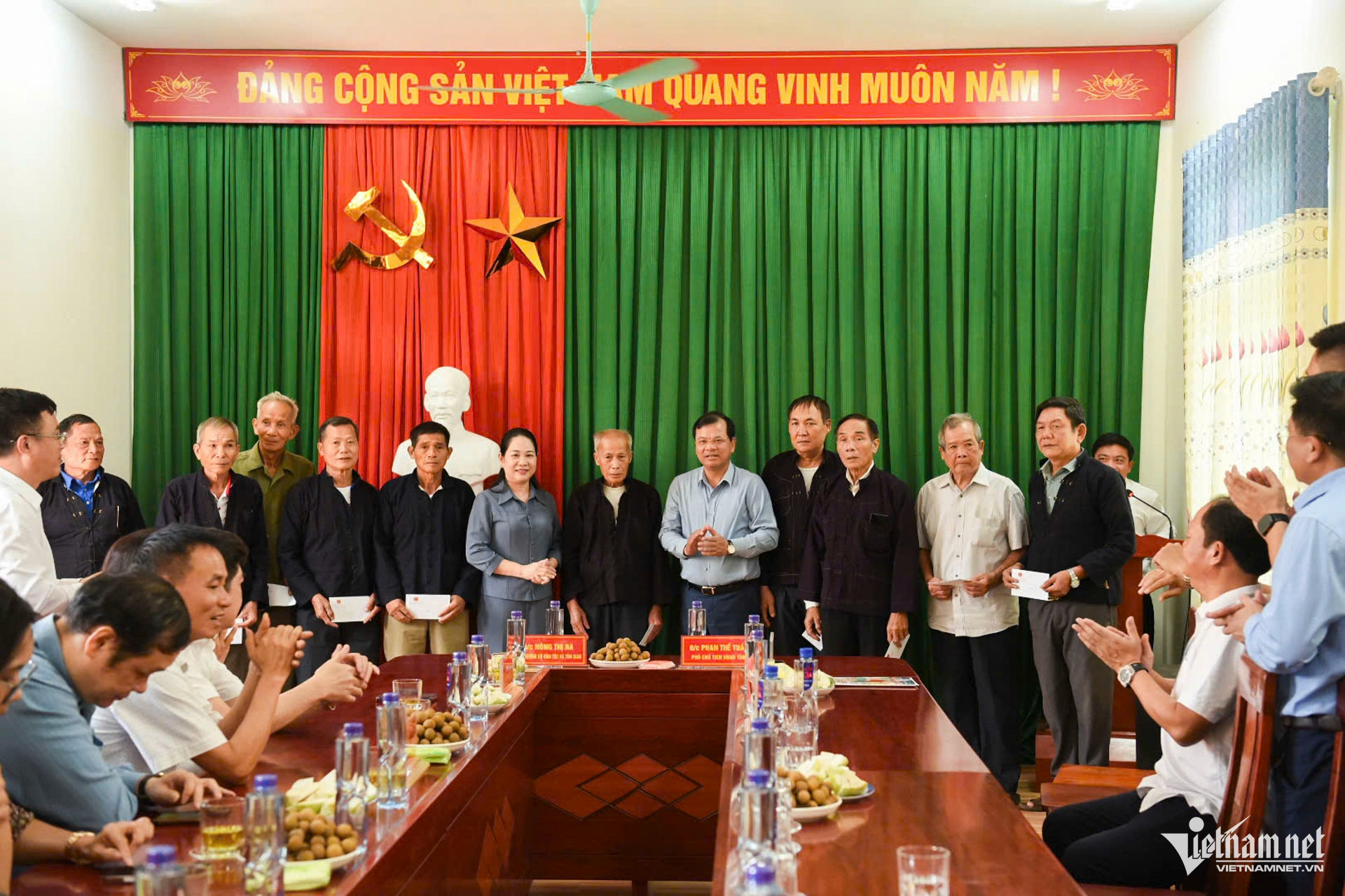 W-Thứ trưởng tặng quà ở Bắc Ninh .JPG.jpg