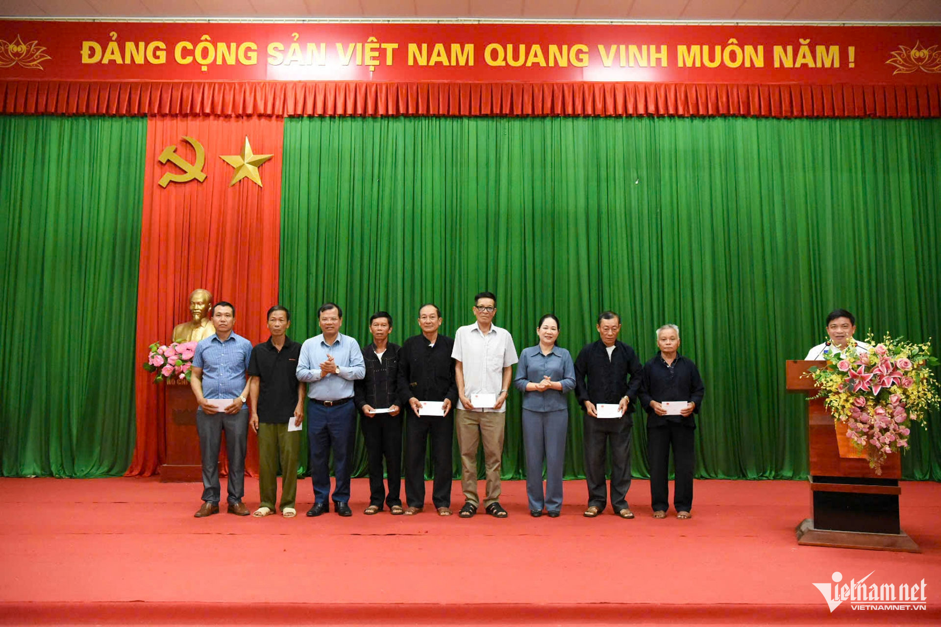 W-Thứ trưởng tặng quà ở Bắc Ninh.JPG.jpg