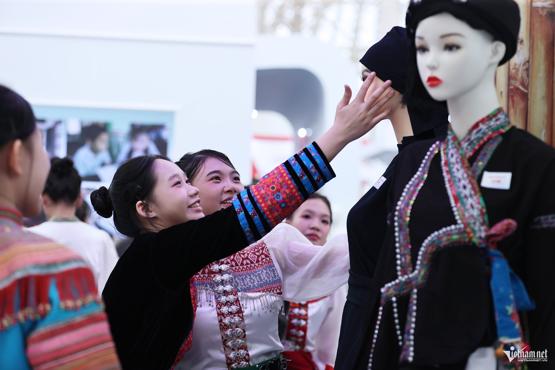 W-Trang phuc dan toc'.jpg