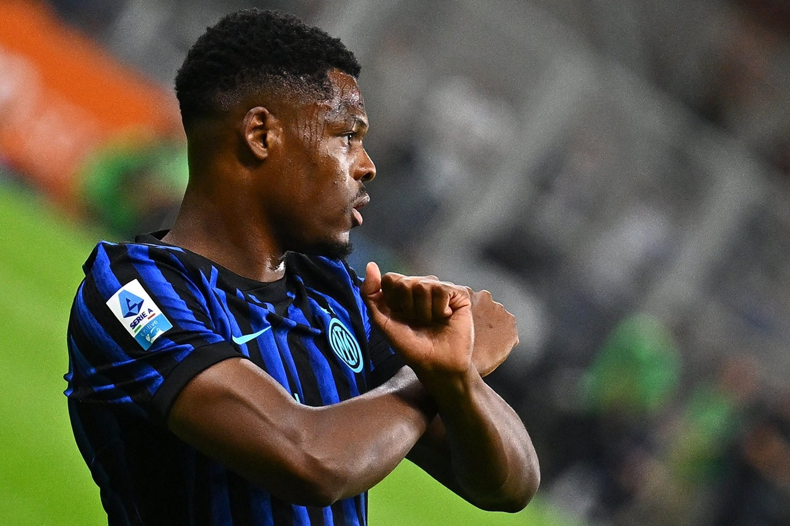 Tin tức về chuyển nhượng 16/9: MU ký Dumfries, Arsenal lấy De Jong