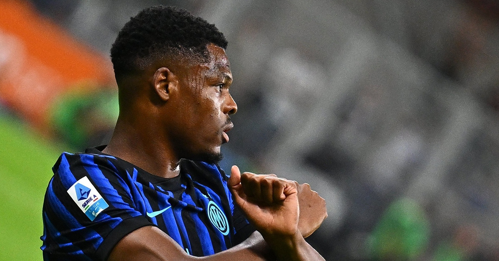 Tin tức về chuyển nhượng 16/9: MU ký Dumfries, Arsenal lấy De Jong