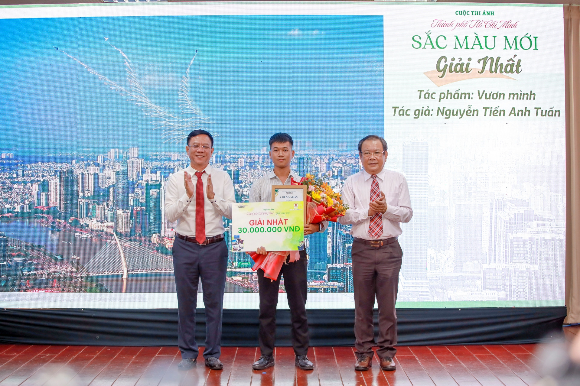 batch_Trao giai nhat NN.jpg