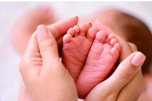 Bé trai chào đời sau 5 tháng sống chung bào thai chết lưu