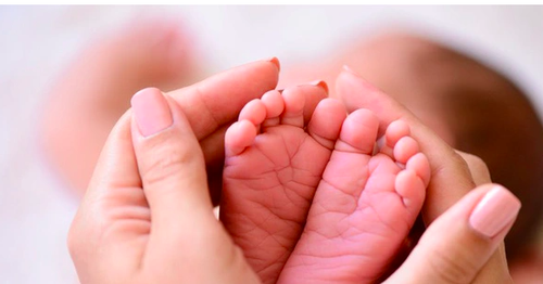 Bé trai chào đời sau 5 tháng sống chung bào thai chết lưu