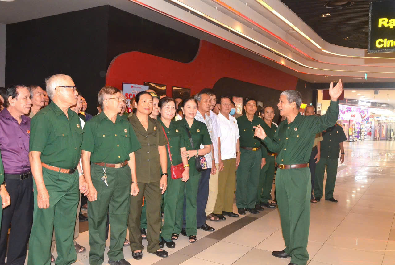 Bí thư phường ở TPHCM tặng 100 vé xem phim “Mưa đỏ” tri ân cựu chiến binh..jpg