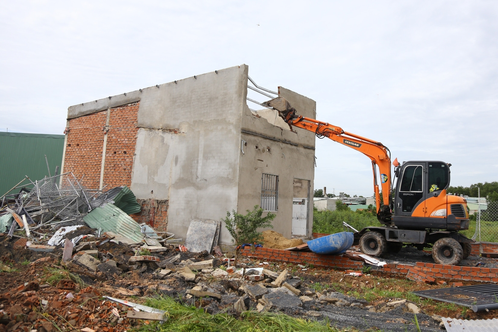 Bỏ gần 800 triệu vì tin lời 'hứa', thanh niên cay đắng nhìn căn nhà bị cưỡng chế