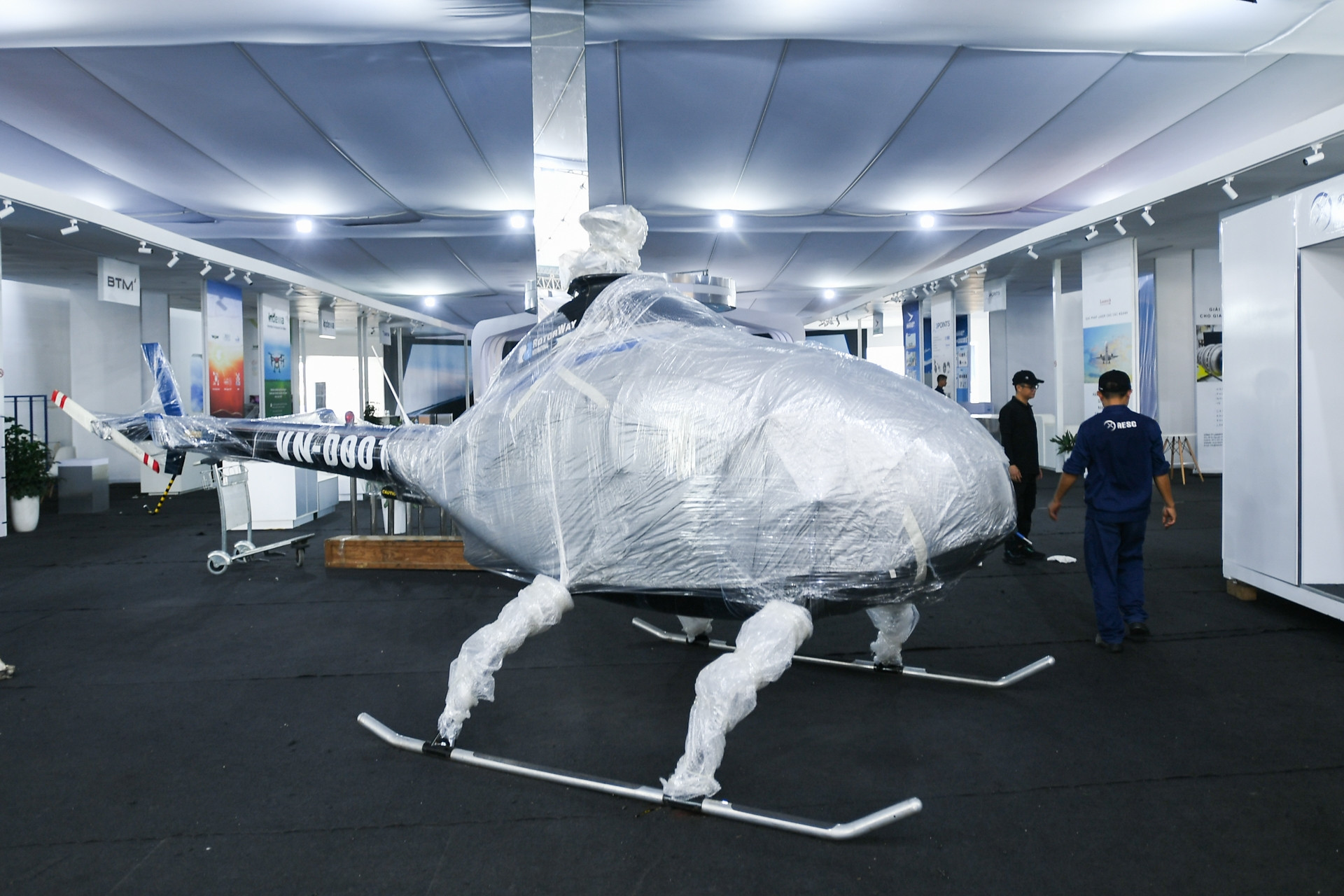 Bọc kín máy bay, tháo tổ hợp tên lửa vận chuyển rời Trung tâm Triển lãm Quốc gia