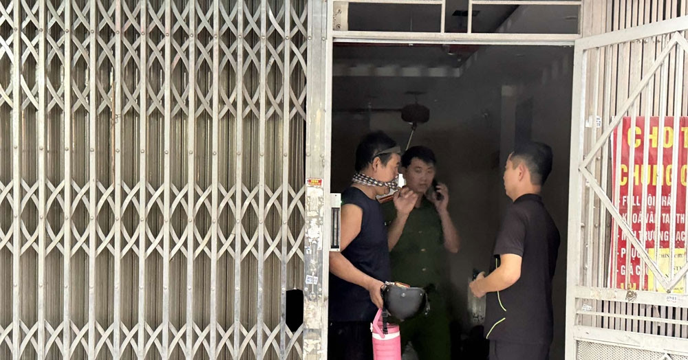 Cháy chung cư mini ở Hà Nội, mùi khét nồng nặc, người dân hoảng loạn