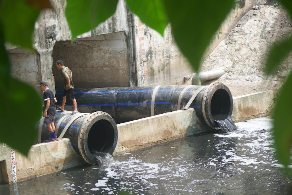 Hà Nội muốn đặt chậu cây che các cửa xả trên sông Tô Lịch