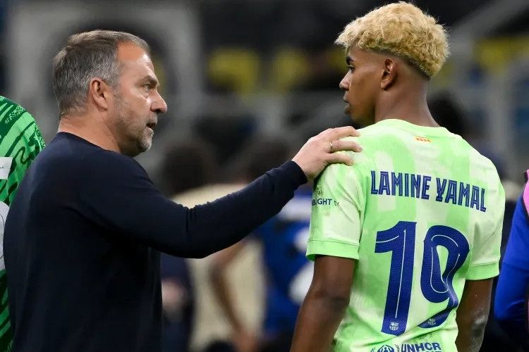 Hansi Flick phạt Raphinha, nghiêm khắc cảnh báo Lamine Yamal