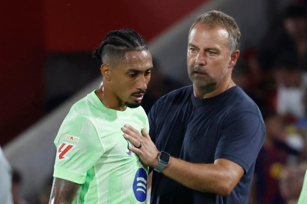 Hansi Flick Raphinha EFE.jpg