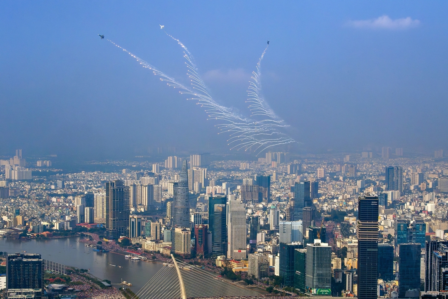 Khoảnh khắc máy bay tiêm kích thả bẫy nhiệt giữa trời TPHCM đoạt giải nhất cuộc thi ảnh