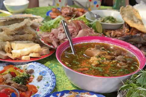 Mâm cỗ đám giỗ ở Đà Nẵng gây sốt, khách mê tít món 'di sản quốc gia'