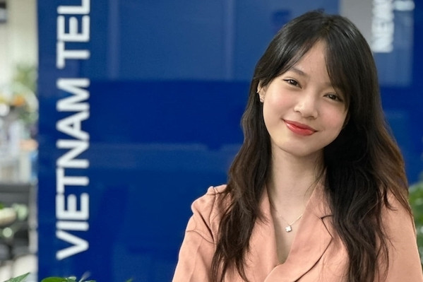 MC 21 tuổi gây sốt với vẻ ngoài xinh đẹp, giọng tiếng Anh cuốn hút trên VTV