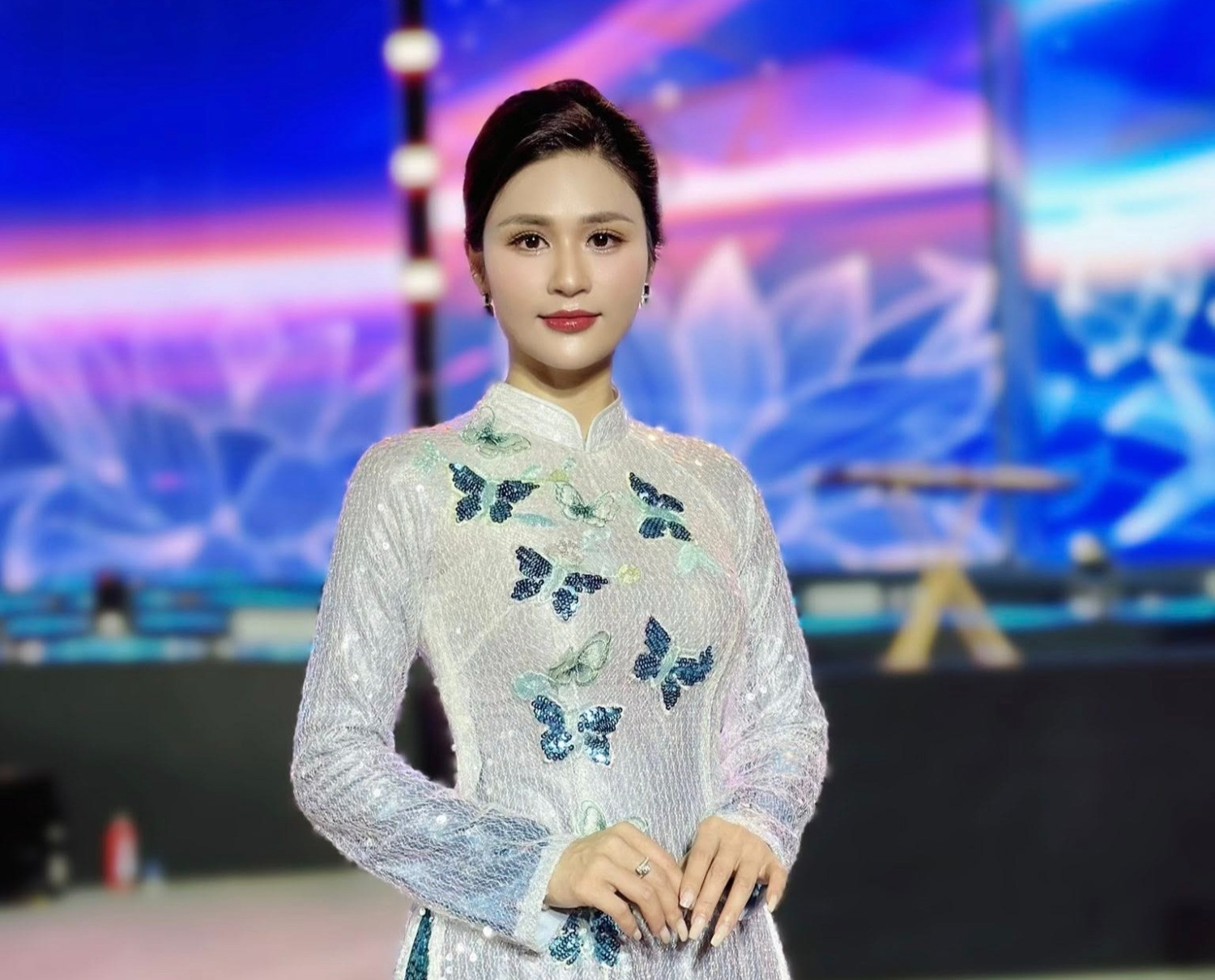 Thúy Diễm và Lương Thế Thành tình tứ ở sân bay, BTV Minh Trang VTV xinh đẹp