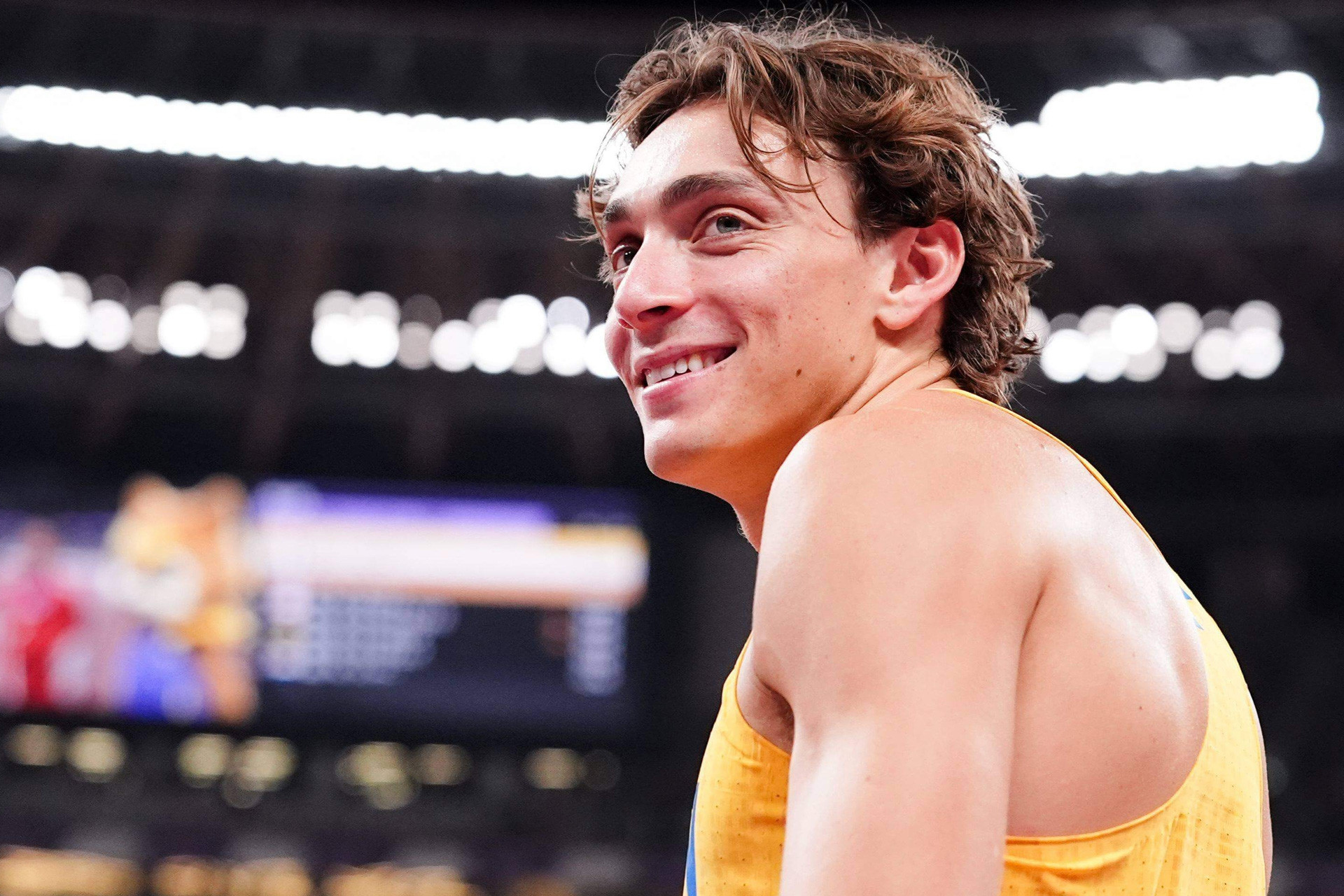 Mondo Duplantis lập kỷ lục nhảy sào 6,30 mét: Vị thần của thể thao