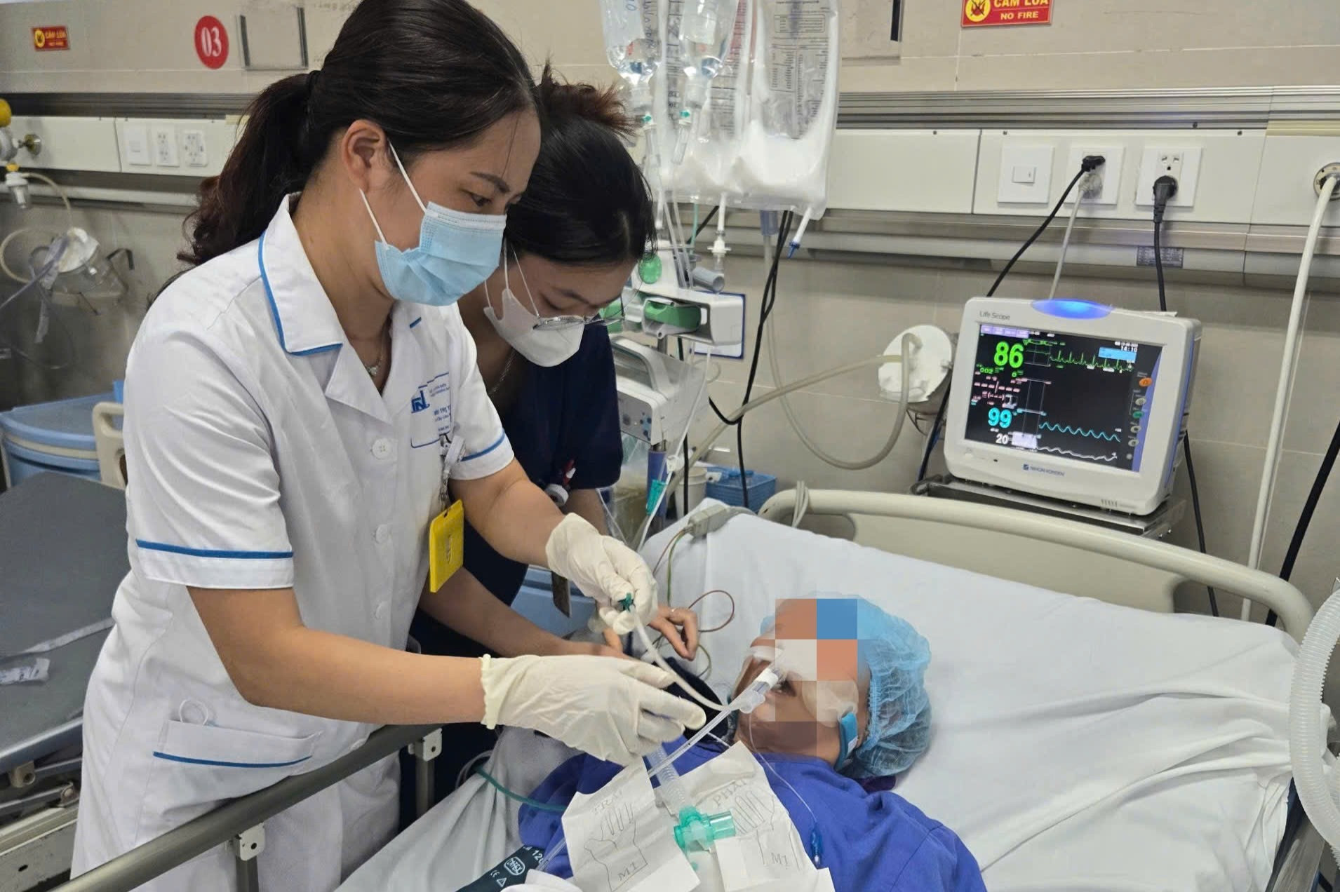 Báo động đỏ cứu người phụ nữ ở Hà Nội nguy kịch sau khi uống chai nước trong nhà