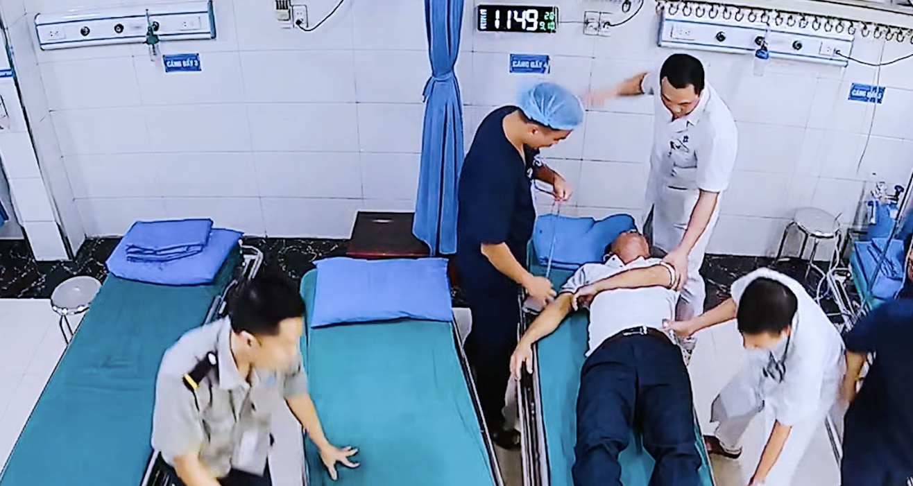 Người đàn ông đột ngột mất ý thức khi chỉ cách cửa phòng khám cấp cứu 100m