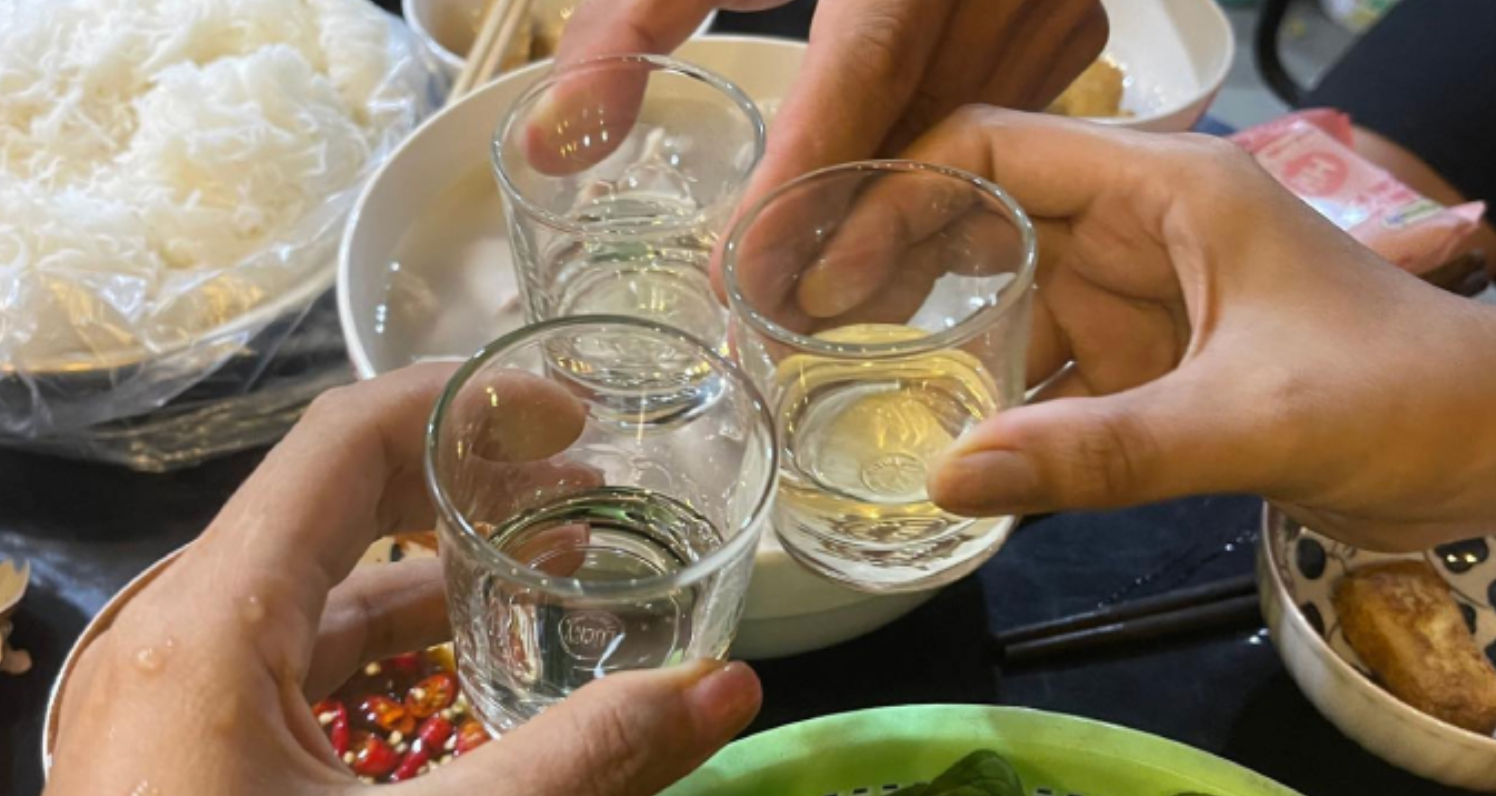 Người đàn ông nguy kịch sau khi uống rượu tự ngâm