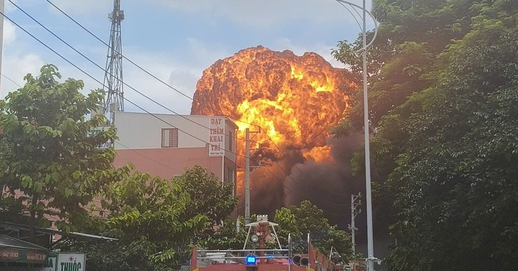 Nhà xưởng ở TPHCM bốc cháy, xuất hiện &amp;apos;quả cầu lửa&amp;apos; khiến nhiều người hoảng sợ