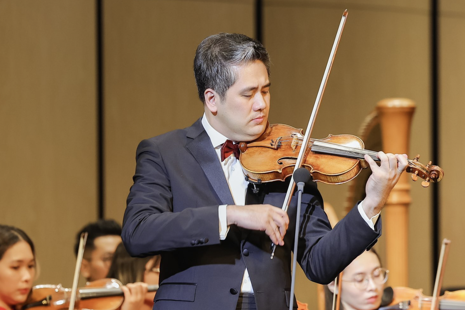 NSND Bùi Công Duy và Lương Khánh Nhi diễn trong hoà nhạc 'Vivaldi & Beethoven'