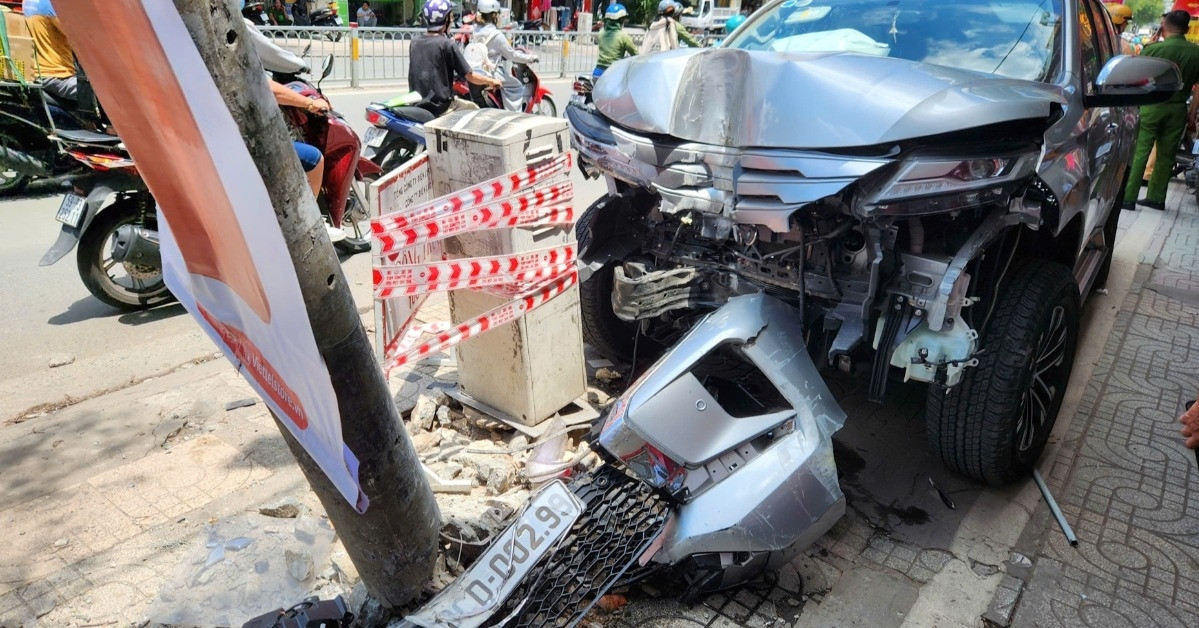 Ô tô 7 chỗ gây tai nạn liên hoàn, tông văng xe máy rồi đâm gãy trụ điện ở TPHCM