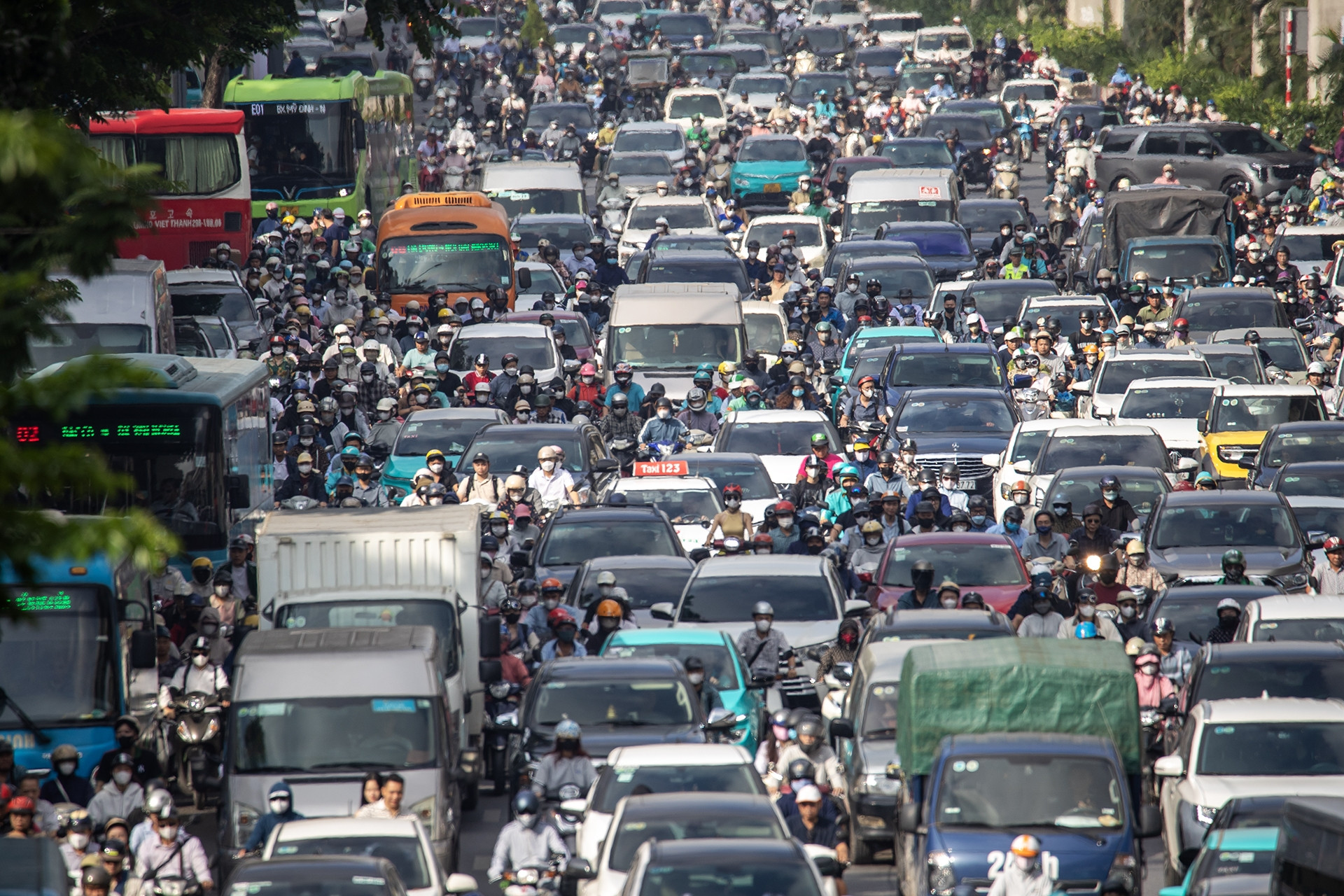 Ô tô hay xe máy chiếm hết đường ở Hà Nội, lỗi ở đâu?