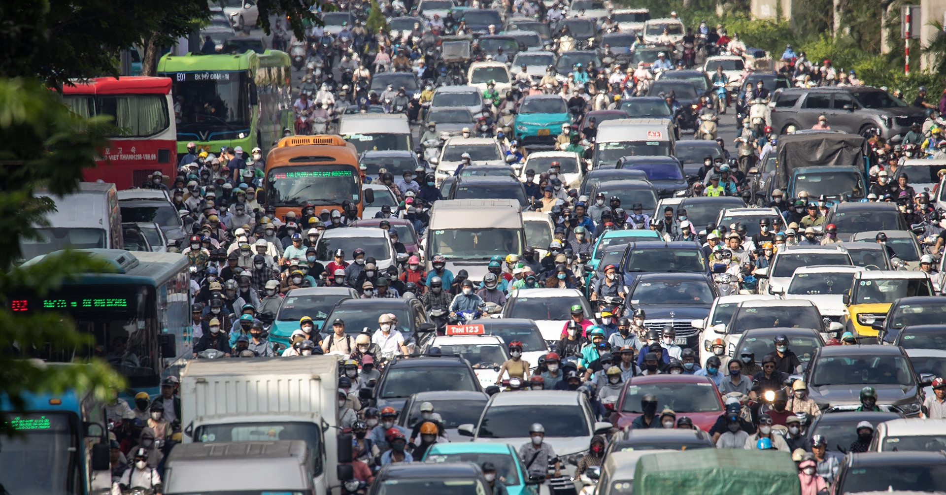 Ô tô hay xe máy chiếm hết đường ở Hà Nội, lỗi ở đâu?