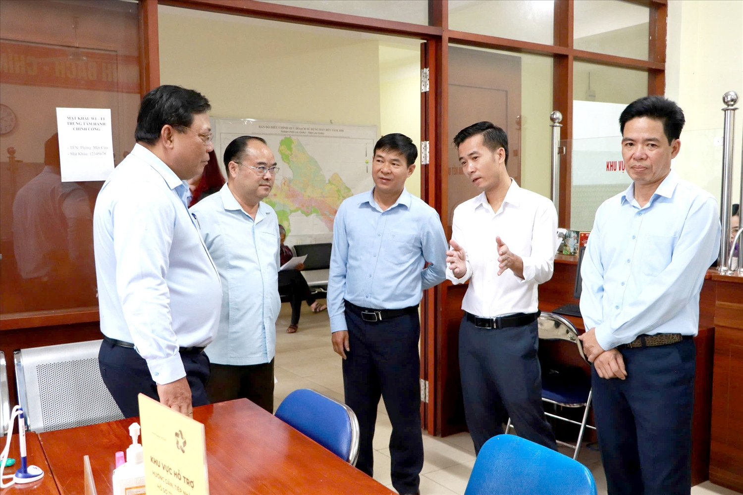 Thứ trưởng Bộ Dân tộc và Tôn giáo Nguyễn Hải Trung (ngoài cùng bên trái) thăm, động viên cán bộ, công chức Trung tâm Phục vụ Hành chính công phường Tân Phong.