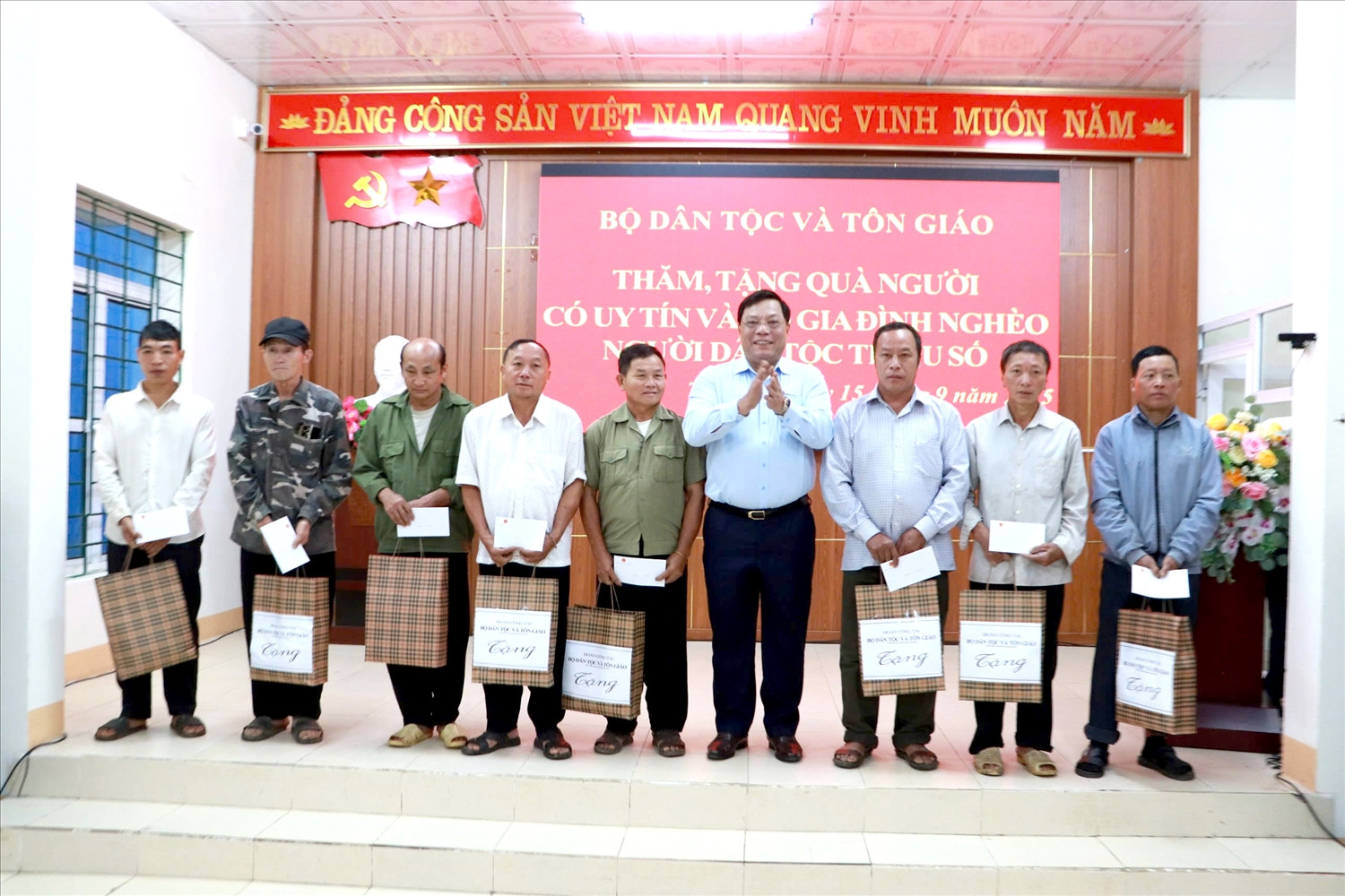 Thứ trưởng Bộ Dân tộc và Tôn giáo Nguyễn Hải Trung tặng quà cho Người uy tín trên địa bàn xã Tả Lèng.