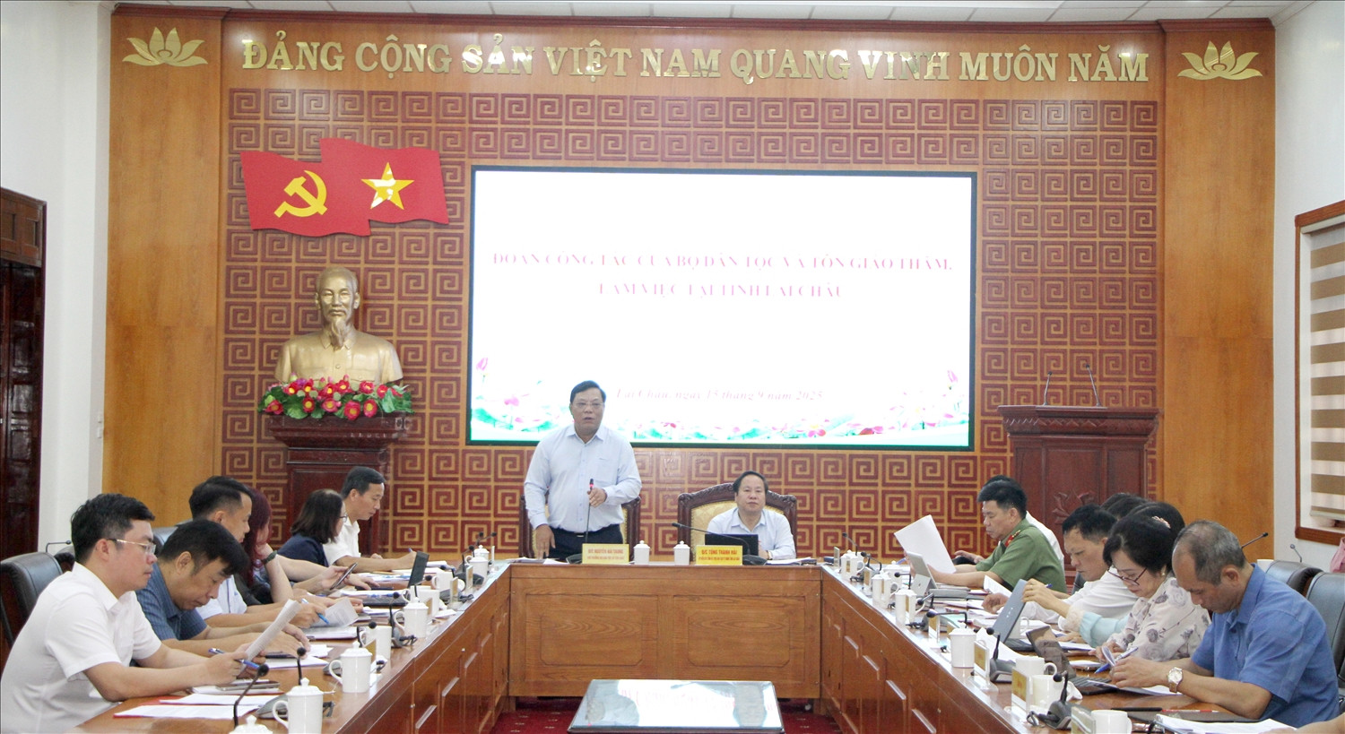 Thứ trưởng Bộ Dân tộc và Tôn giáo Nguyễn Hải Trung phát biểu kết luận buổi làm việc.