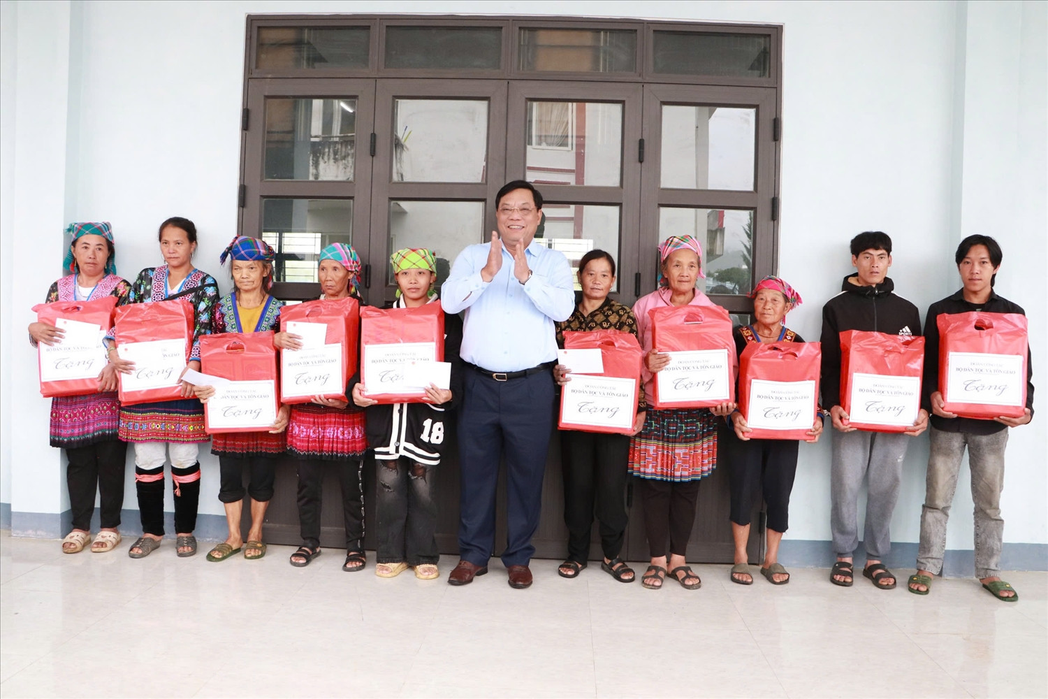 Thứ trưởng Bộ Dân tộc và Tôn giáo Nguyễn Hải Trung tặng quà các hộ nghèo DTTS phường Tân Phong.