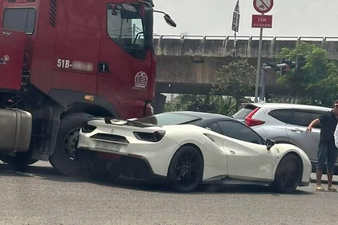 Siêu xe Ferrari 488 va chạm xe đầu kéo gây xôn xao trên mạng, giá bán rất rẻ