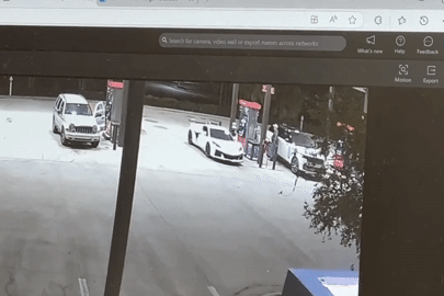 Siêu xe phát nổ bốc cháy dữ dội khi đang đổ xăng