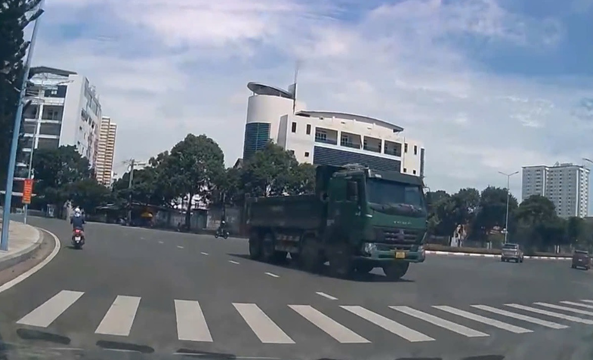 Thót tim cảnh xe ben vô tư chạy ngược chiều “né” vòng xoay ở TPHCM..jpg