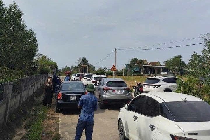 Trăm ô tô đổ về một xã ở Hà Tĩnh săn đất, giá 'nhảy số' từng ngày