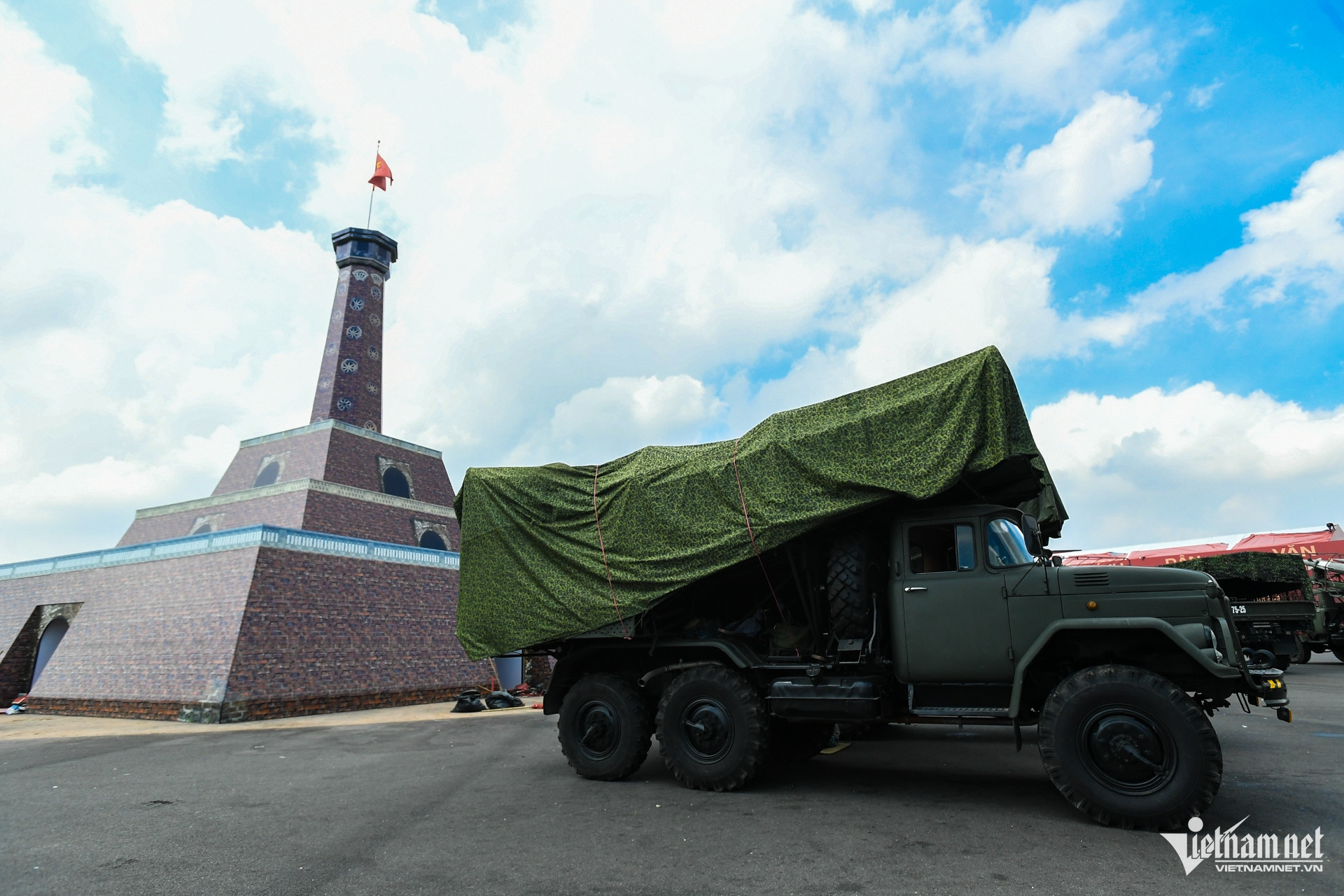 W-trien lam may bay 8.jpg