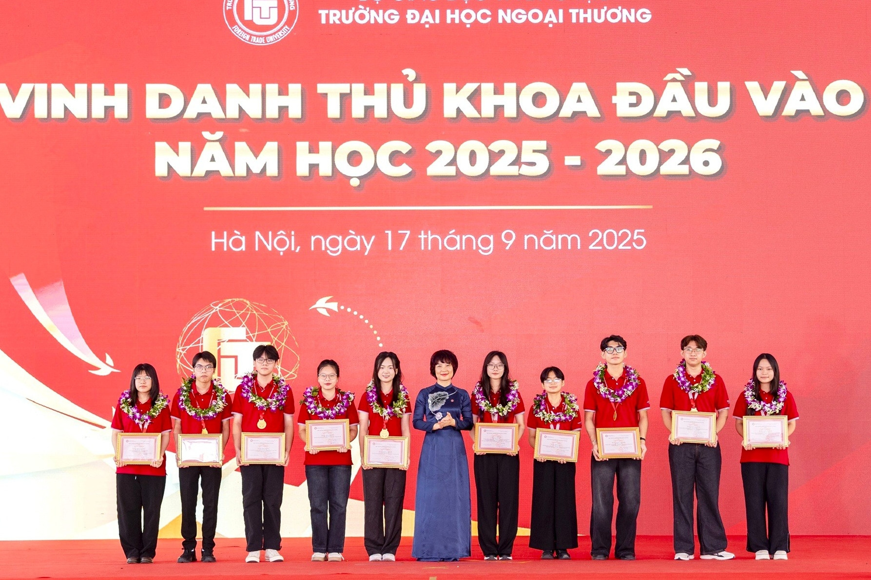 2 thủ khoa toàn quốc năm 2025 chọn học ĐH Ngoại thương