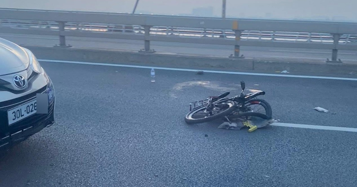 Đạp xe ngược chiều trên cầu Nhật Tân, người đàn ông bị ô tô tông tử vong