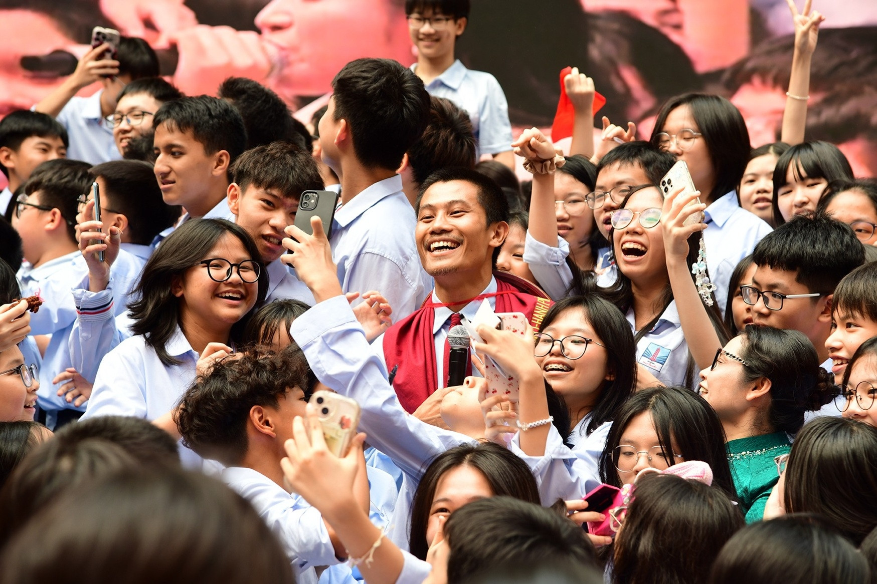 'Anh Tạ' phim Mưa đỏ và nhạc sĩ Nguyễn Văn Chung khiến học sinh phấn khích