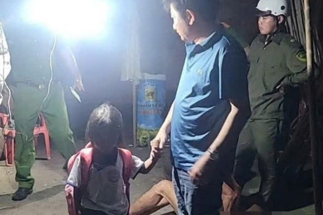 Bé gái 6 tuổi bị gã lạ mặt dụ dỗ, chở đi, công an xuyên màn đêm truy tìm