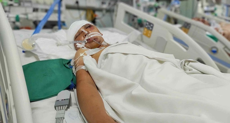 Bị tai nạn nguy kịch, cậu bé nghèo dân tộc Mông cần một phép màu để được sống