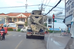 Clip xe bồn ngang nhiên vượt đèn đỏ, hàng loạt tài xế phải phanh 'cháy đường'