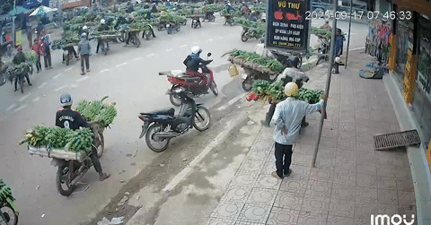 Clip xe tải mất lái lao thẳng vào chợ khiến 12 người thương vong