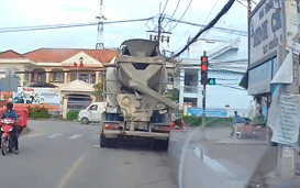 Clip xe bồn ngang nhiên vượt đèn đỏ, hàng loạt tài xế phải phanh &amp;apos;cháy đường&amp;apos;