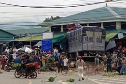 Danh tính nạn nhân vụ xe tải lao vào chợ chuối ở Quảng Trị, có 3 người quốc tịch Lào