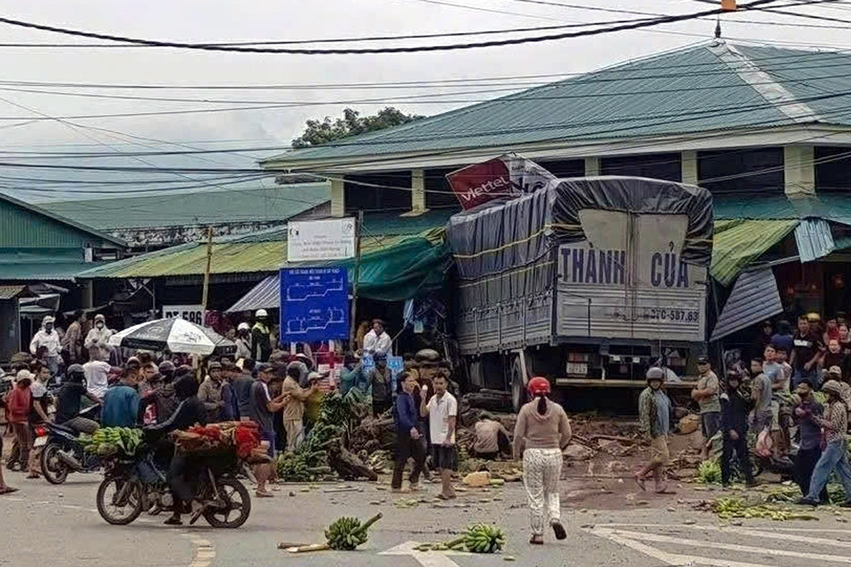 Danh tính nạn nhân vụ xe tải lao vào chợ chuối ở Quảng Trị, có 4 người quốc tịch Lào