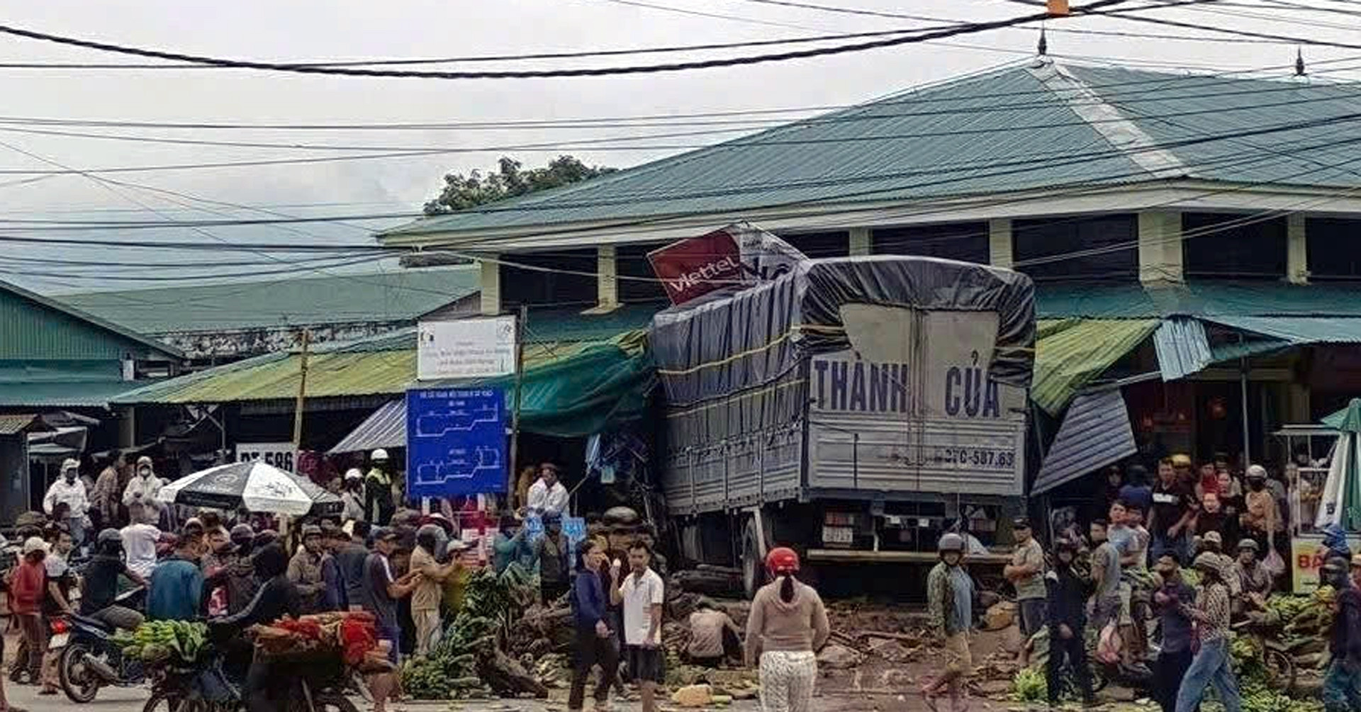 Danh tính nạn nhân vụ xe tải lao vào chợ chuối ở Quảng Trị, có 4 người quốc tịch Lào