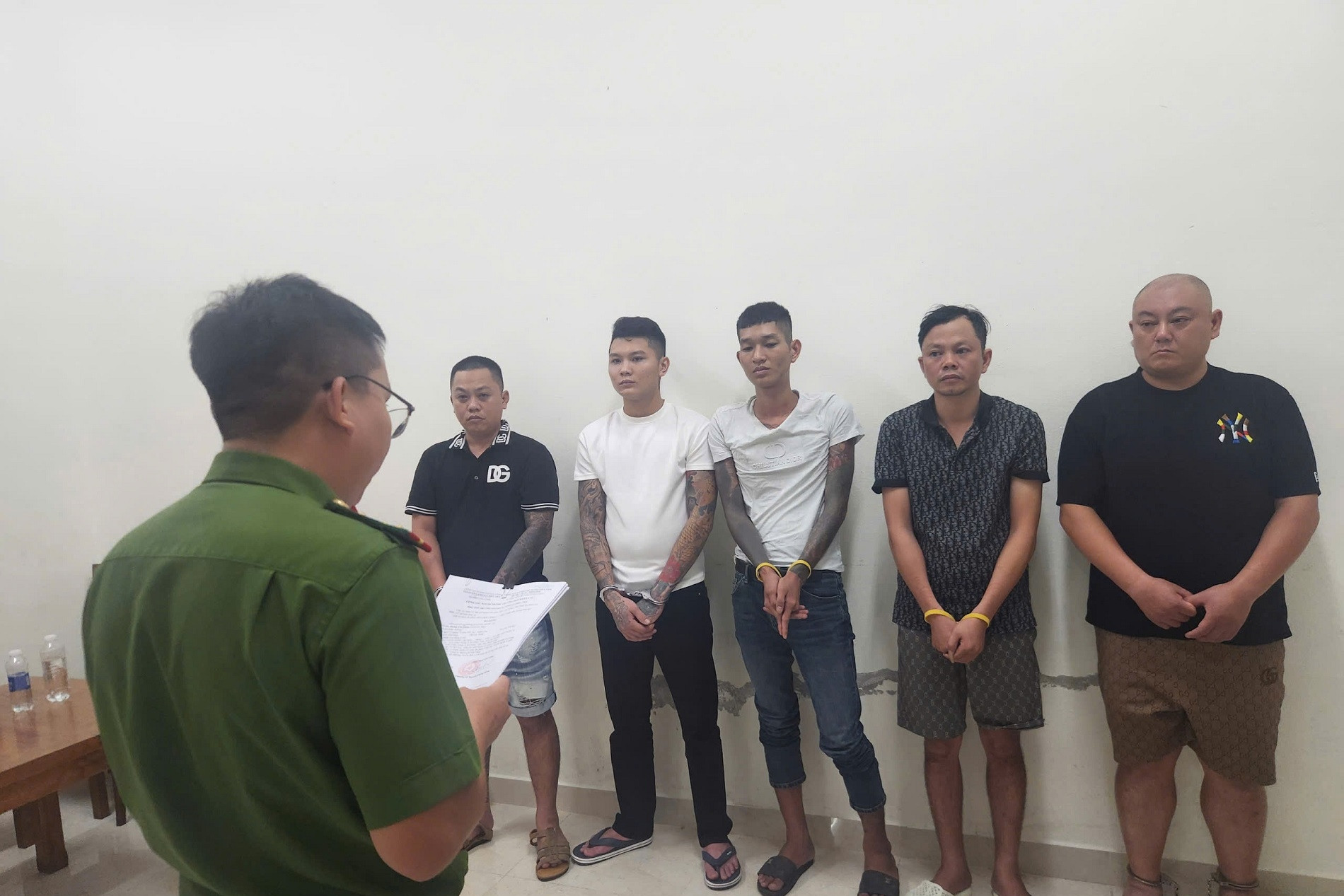 Hai người nước ngoài bị bắt giữ trái pháp luật, đánh đập gãy răng